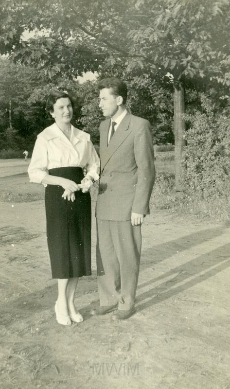 KKE 2229.jpg - Fot. Portret. Młoda kobieta z Mężczyzną na spacerze, lata 40-te XX wieku.